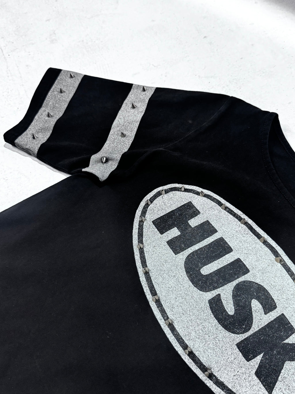 [HUSK000] SPIKED TEE