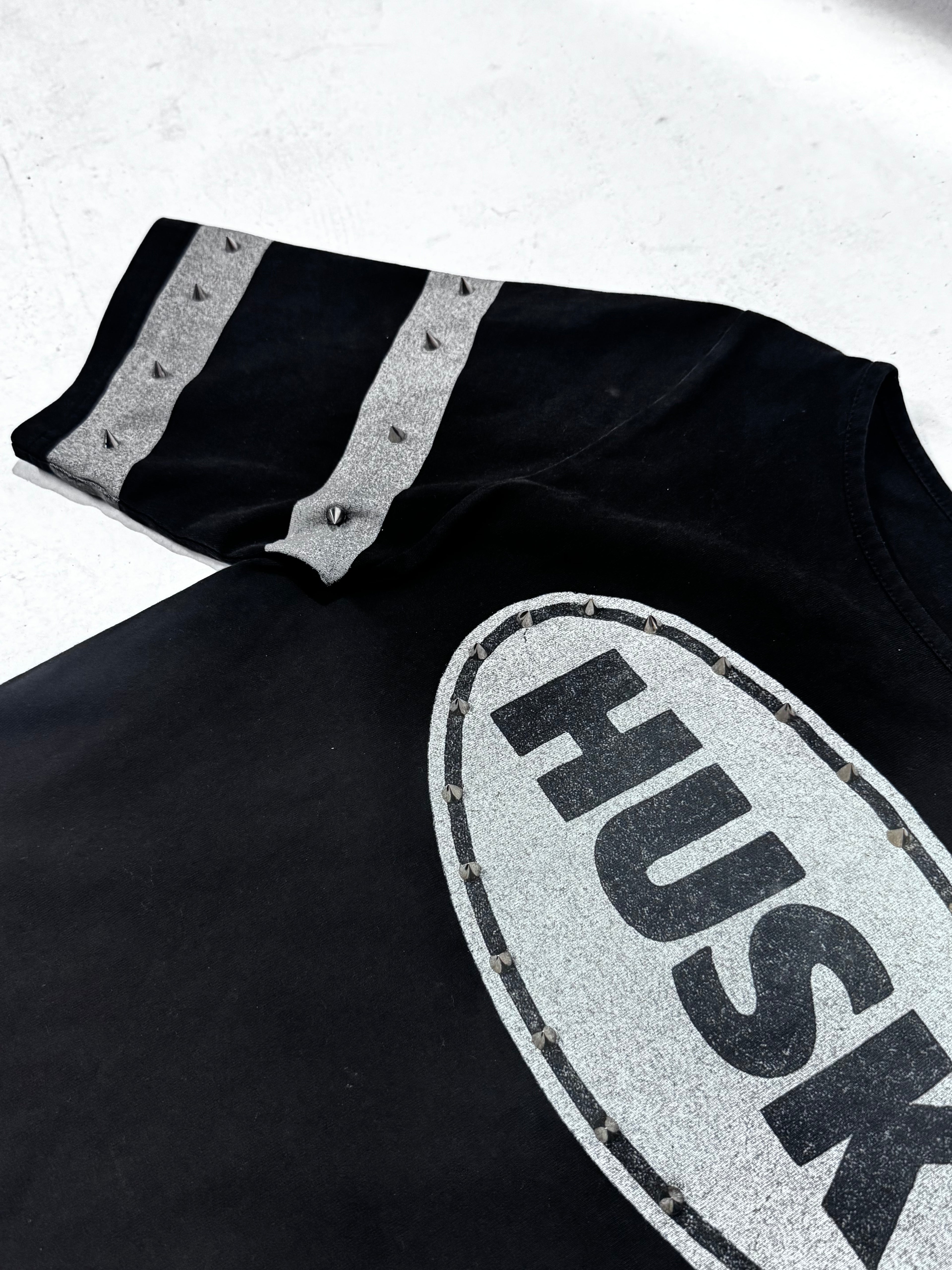 [HUSK000] SPIKED TEE